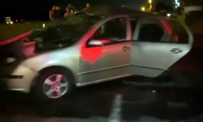 Kafa kafaya çarpışan araçlardan biri yayaya çarptı: 1 ölü, 3 yaralı