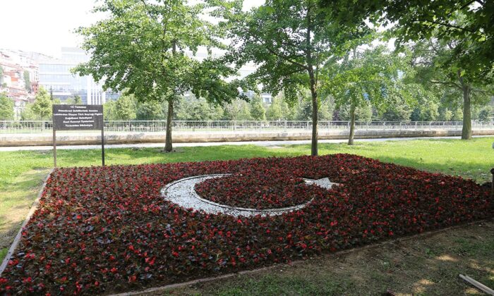 Kağıthane’de Türk bayrağı begonyalarla süslendi