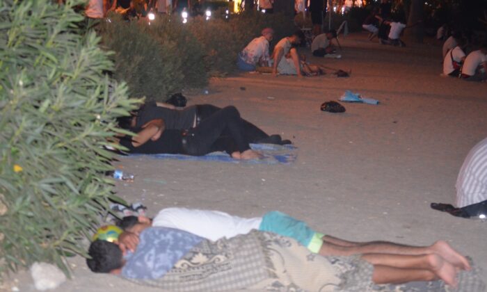 Kalacak yer bulamayınca sahilde konakladılar