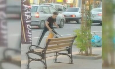 Kaldırımdaki çöp kutusunu söküp götürdü