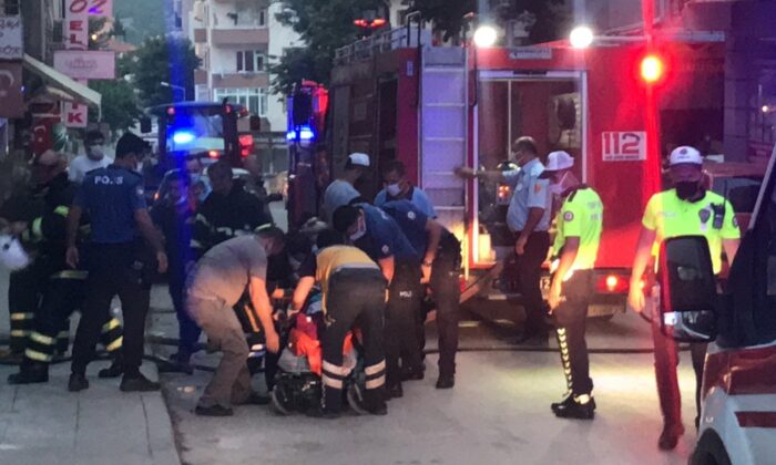 Kalorifer peteği keserken yangın çıkardılar: Dumanlar 5 katlı binayı sardı