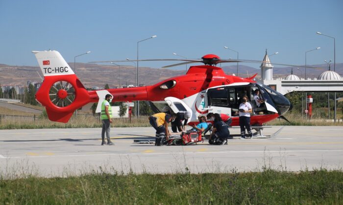 Kalp krizi geçirdi, ambulans helikopterle hastaneye yetiştirildi