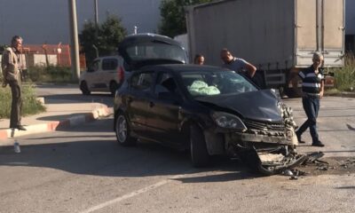 Kamyon ile otomobil çarpıştı, aynı aileden 5 kişi yaralandı