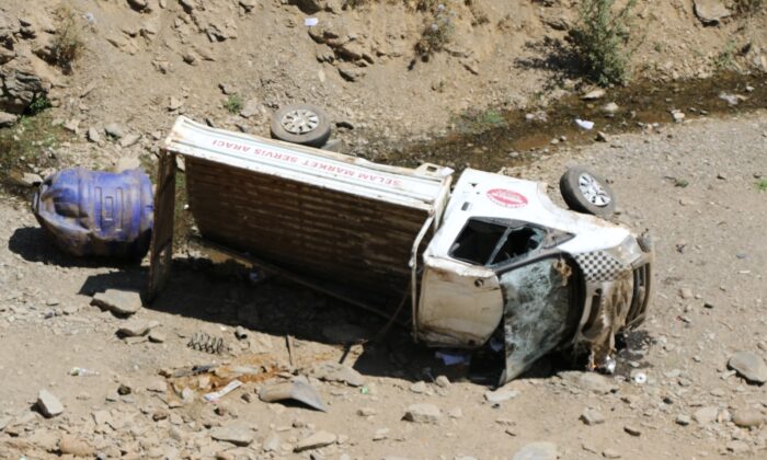 Kamyonet şarampole devrildi: 1 yaralı