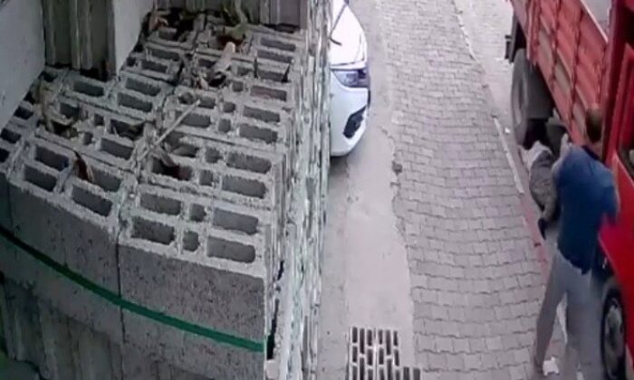 Kamyonetin kadını ezdiği feci kaza kamerada