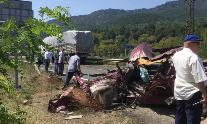 Kamyonla çarpışan pikap sürücüsü ağır yaralandı