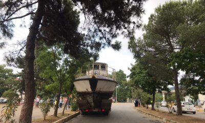 Kamyonun üzerinde taşınan tekne viyadüğe takıldı