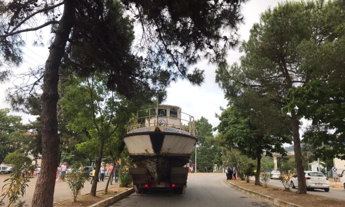 Kamyonun üzerinde taşınan tekne viyadüğe takıldı