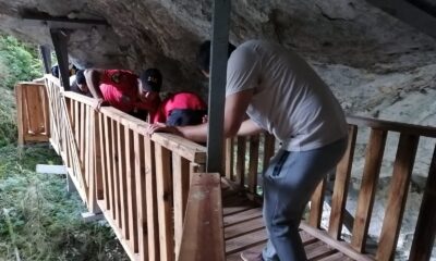 Kanyonda ayağı kırılan kadını 1 kilometre taşıdılar