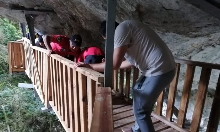 Kanyonda ayağı kırılan kadını 1 kilometre taşıdılar