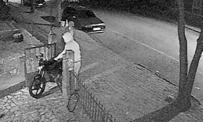 Kapşonlu gençlerin motosiklet hırsızlığı kamerada