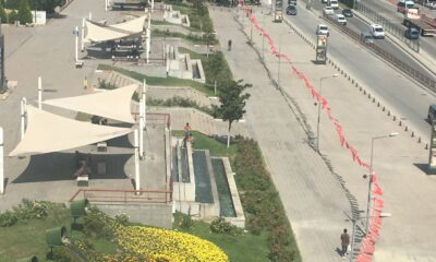 Karabük’te çocuklar süs havuzunda serinledi