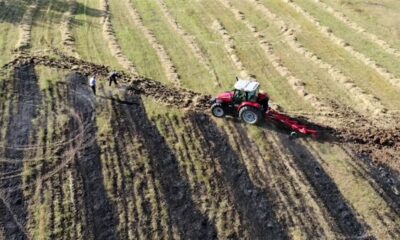 Karabük’te ekin tarlasındaki yangın ormana sıçramadan söndürüldü