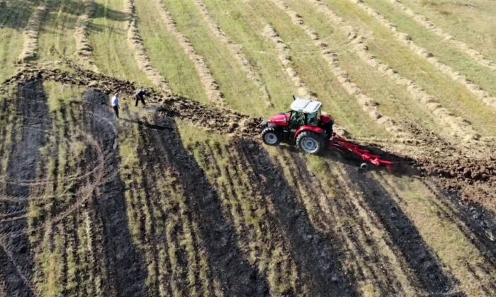 Karabük’te ekin tarlasındaki yangın ormana sıçramadan söndürüldü