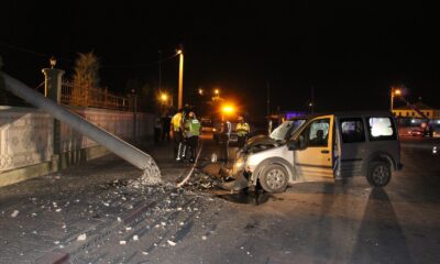 Karaman’da hafif ticari araç beton elektrik direğini yıktı: 2 yaralı