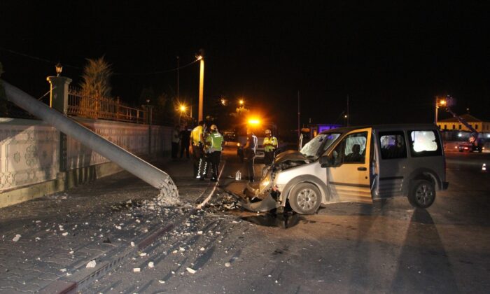 Karaman’da hafif ticari araç beton elektrik direğini yıktı: 2 yaralı