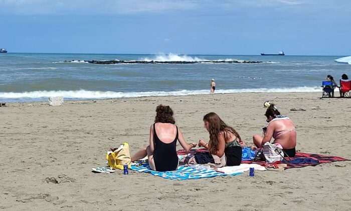 Karasu’da denize girme yasağı kalktı, vatandaşlar sahile akın etti