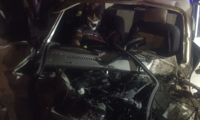 Karşı şeride geçen otomobil, kamyonla kafa kafaya çarpıştı