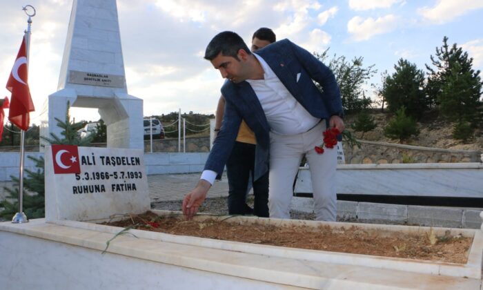 Kartal Belediye Başkanı Yüksel, Başbağlar’da şehit edilen 33 vatandaşın kabrini ziyaret etti