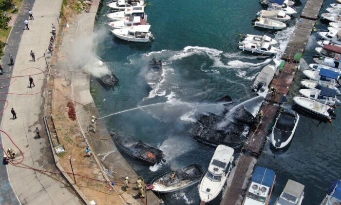 Kartal Dragos sahilde bulunan teknelerde yangın çıktı. Olay yerine çok sayıda itfaiye ekibi sevk edildi.