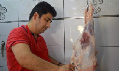 Kasaplar bayramın ikinci gününde de taleplere yetişmek için ter döküyor