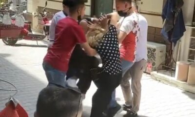 Kavga eden genç kızları esnaflar zor ayırdı, o anlar kameraya yansıdı