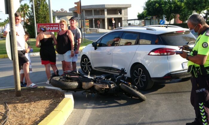 Kavşağa ters şeritten girince motosiklete çarptı: 1 yaralı