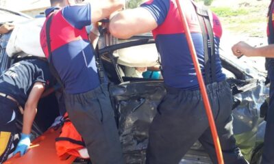 Kaza sonrası araçta sıkışanlar ekipler tarafından kurtarıldı