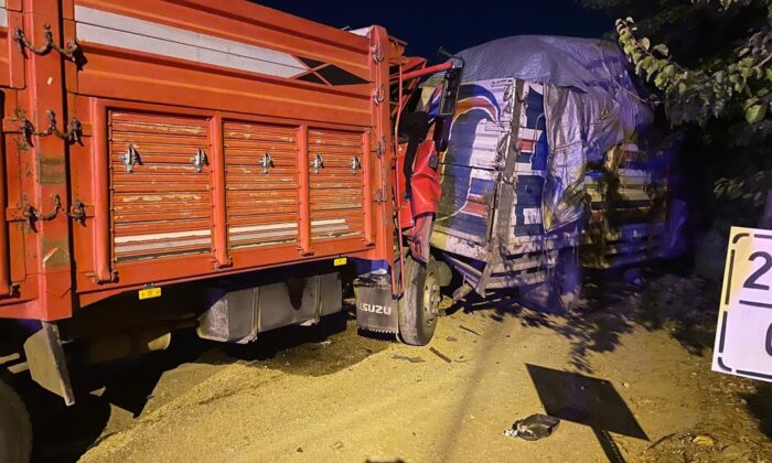 Kazada kamyon hurdaya döndü, sıkışan sürücüyü AFAD çıkardı