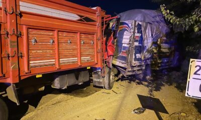 Kazada kamyon hurdaya döndü, sıkışan sürücüyü AFAD çıkardı