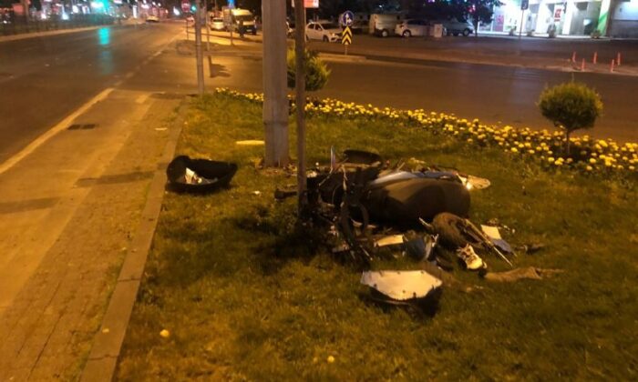 Kazada parçalanan mobiletin sürücüsü ağır yaralandı