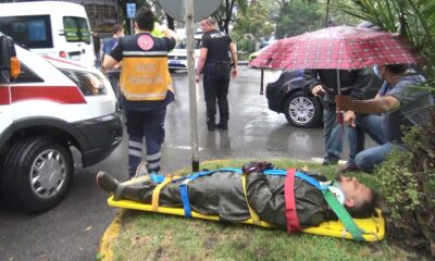 Kazadaki yaralı ıslanmasın diye dakikalarca şemsiye tuttu