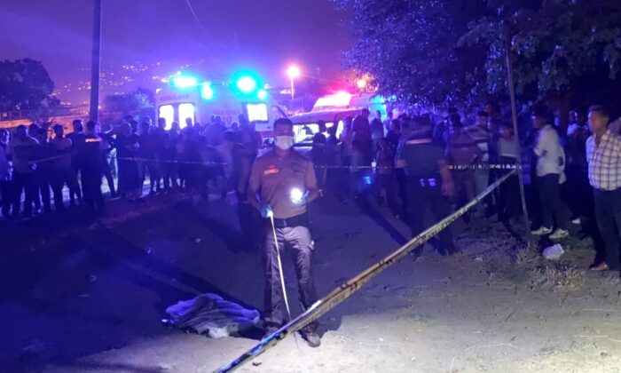 Kendiliğinden hareket eden minibüsün altında kalan bebek hayatını kaybetti