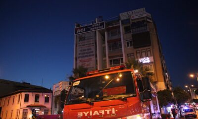 Kent meydanında çatıya çıktı, kalabalık yaşananları film gibi izledi