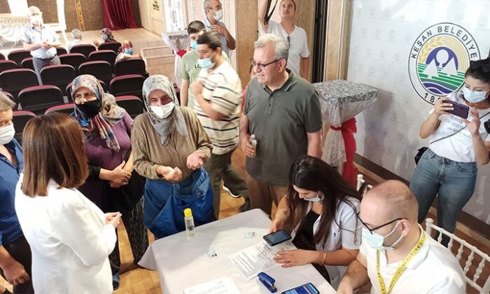 Keşan’da pazara gelenler alışverişe çıkmadan aşılandı