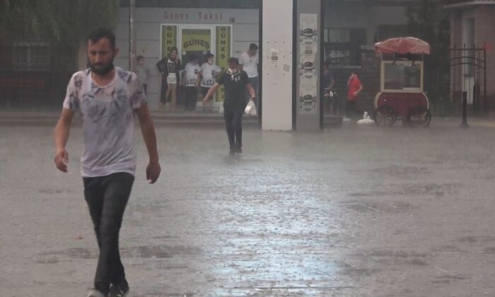 Kırıkkale’de sağanak yağış hayatı olumsuz etkiledi
