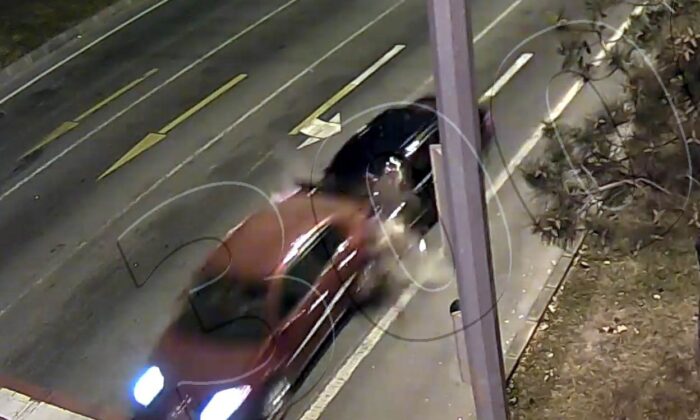 Kırmızı ışıkta bekleyen araca böyle çarptı