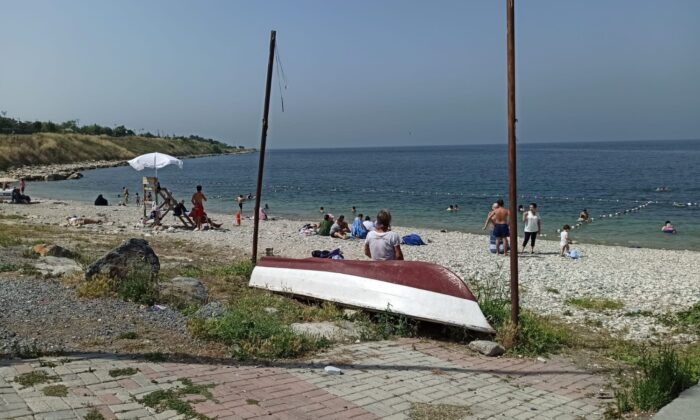 Kısıtlamalar bitti, o günlerin stresini denize girerek attılar