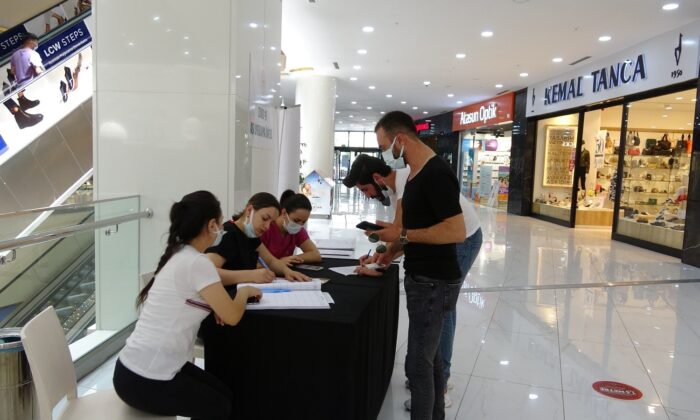 Kısıtlamalar kalktı, alışveriş merkezleri sıkı tedbirlerle çalışmaya başladı