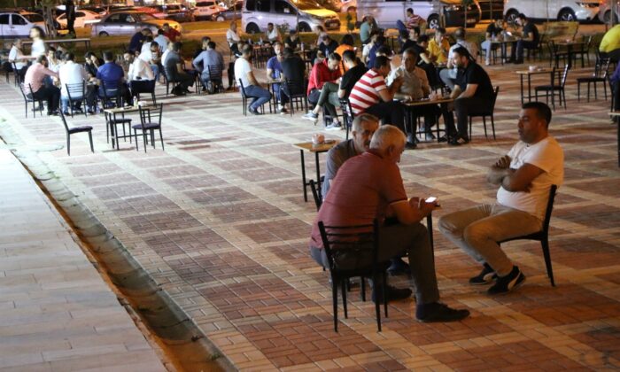 Kısıtlamaların kalktığı ilk akşamda vatandaşlar sokakları doldurdu