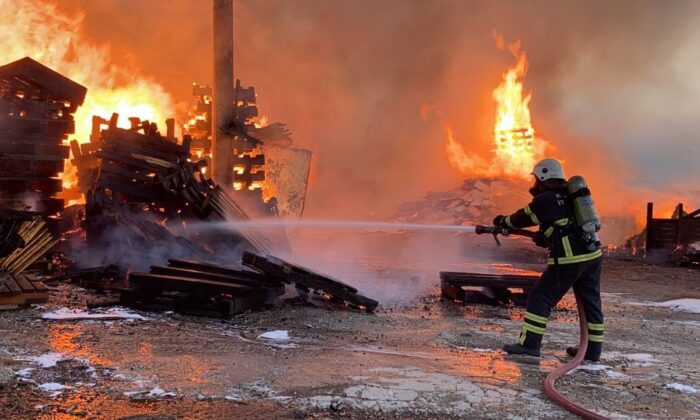 Kocaeli’de palet deposu alevlere telim oldu