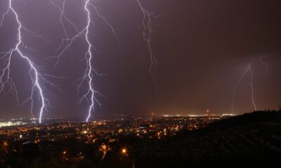Kocaeli’de şimşekler geceyi aydınlattı
