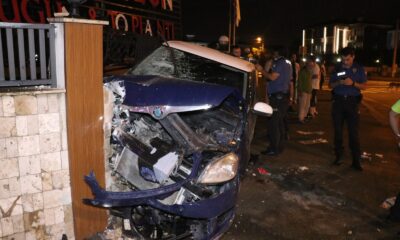 Kontrolden çıkan araç düğün salonunun duvarına çarptı: 1’i ağır 4 yaralı