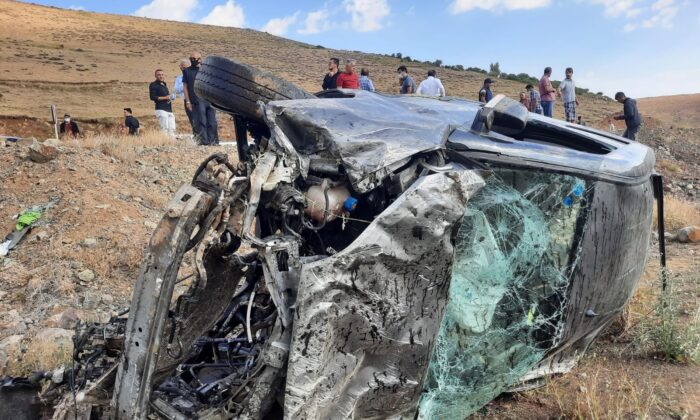 Kontrolden çıkan araç takla atarak şarampole uçtu:3 yaralı