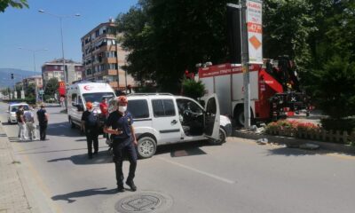 Kontrolden çıkan hafif ticari araç aydınlatma direğine çarptı: 1 yaralı