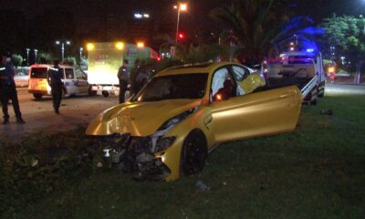 Kontrolden çıkan lüks otomobil aydınlatma direğine çarptı, sürücü olay yerinden kaçtı