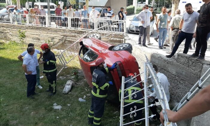 Kontrolden çıkan otomobil apartman bahçesine devrildi