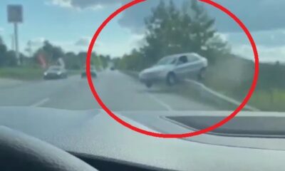 Kontrolden çıkan otomobil bariyerlerde asılı kaldı