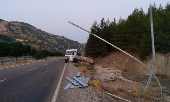 Kontrolden çıkan tır şarampole girdi