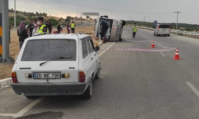 Kontrolsüz şekilde yola çıkan otomobile çarpan midibüs yan devrildi; 3 yaralı